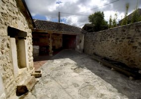 Vistas del patio exterior con barbacoa