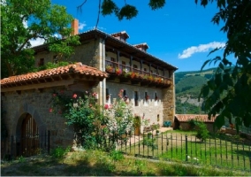 Fachada con jardín