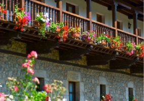 Balcón con macetas de flores