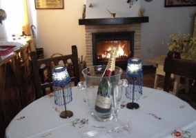 Salón con chimenea y mesa de comedor