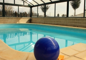 Piscina cubierta con pelota