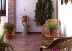 Patio con mobiliario