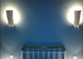 Cama con paredes azules y luces blancas encendidas