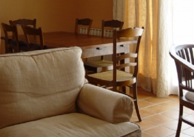 Sillón de la sala de estar y entrada a la cocina al fondo