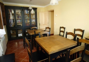Sala de estar con biblioteca de la casa rural