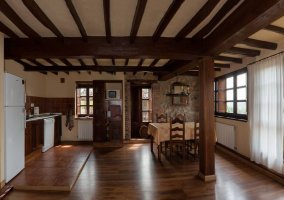 La cocina con mesa de comedor