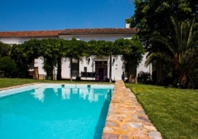 Piscina en el jardín