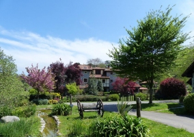 Jardines y fachada del edificio