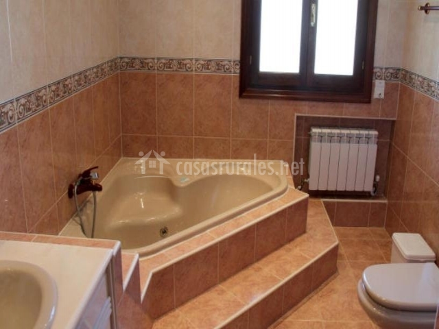 Casa rural la abuela en rascafria (madrid) Baños con jacuzzi