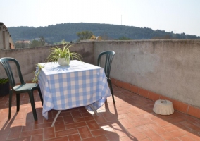 Vistas de la terraza con mesa y sillas