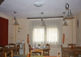 Comedor comunicado con la cocina