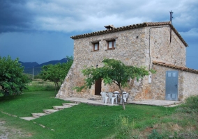 Fachada de la casona en piedra