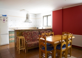 Comedor con gran mesa de madera