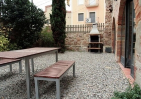 Acceso al patio con mesa junto a la barbacoa