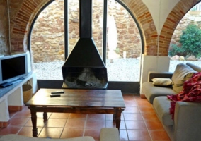 Sala de estar con chimenea y televisor de plasma