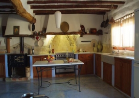 Cocina y escalera de acceso