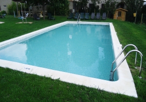 Piscina y mobiliario de jardín