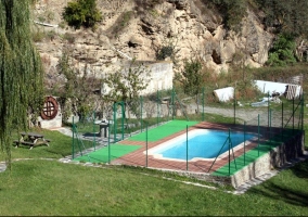 Piscina y jardín
