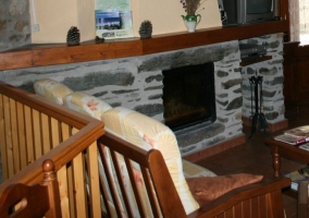 Sofá y chimenea de piedra