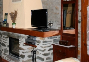 Chimenea y televisión de plasma