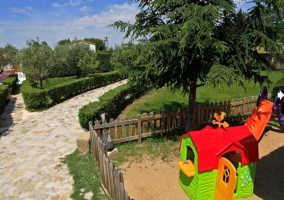 Piscina con zona de solarium