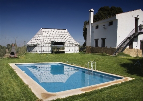 Piscina y haima de la casa rural