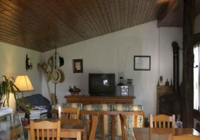 Sala de estar con mesa de madera