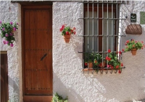 Acceso principal a la casa con puerta de madera