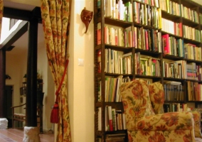 Biblioteca equipada y decorada