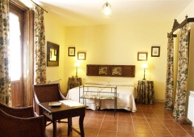 Habitación doble con grandes ventanas