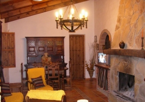 Salón con chimenea