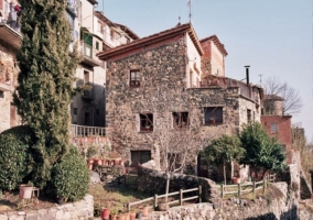 Vista exterior del edificio hecho de piedra