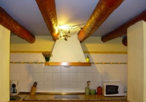 Cocina con vigas de madera
