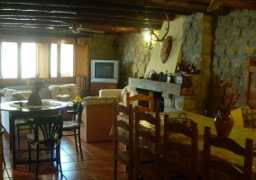 Salon de la casa en piedra