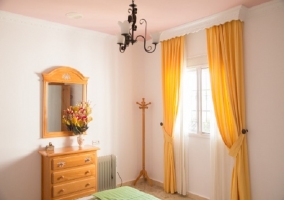 Habitación de matrimonio con cabecero de madera