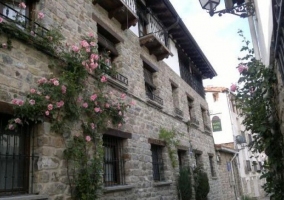 Acceso a la casa con fachada en piedra