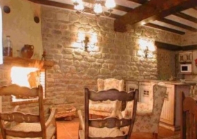 Cocina y salita con chimenea