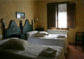Dormitorio con varias camas individuales