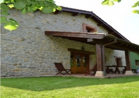 Chimenea con pared de piedra a la entrada