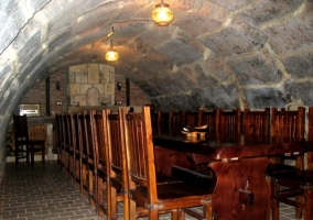 Bodega merendero con mesa en madera