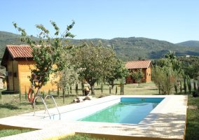 Piscina entre las casas