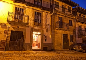 Fachada del edificio iluminado por la noche