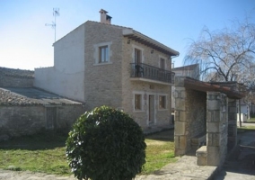 Fachada de piedra de la casa rural