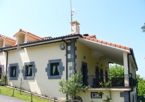 Terraza con mesas y sillas de madera