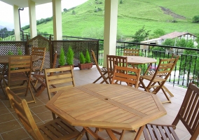 Terraza con mesas y sillas de madera