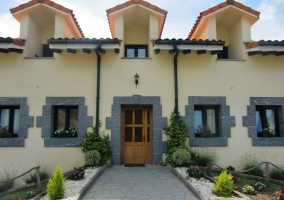 Casa vista por la entrada y el lateral