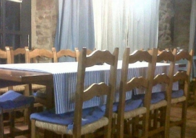 Comedor con mesa alargada