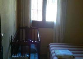 Dormitorio con cuna