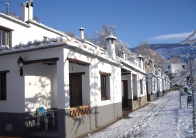 Entrada a los apartamentos con nieve