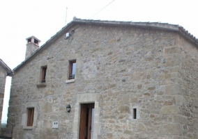 Sala de estar con la chimenea en el mismo tono que la pared